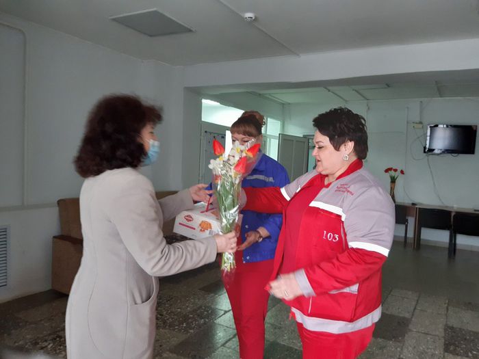 ЦКС Ленинградского района поздравляет отделение скорой помощи с праздником