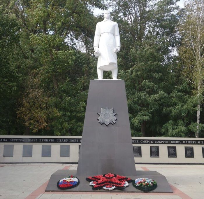 пос. Первомайский Памятник неизвестному солдату